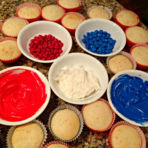DIY Captain America Cupcakes